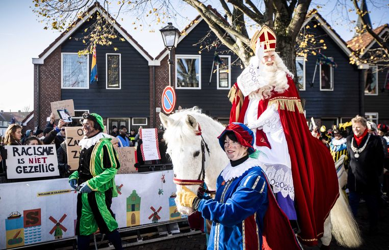 Sinterklaas passeert de demonstranten tijdens de landelijke intocht van Sinterklaas op de Zaanse Schans. De oer-Hollandse Zaanse Schans is dit jaar het decor van de landelijke intocht van de goedheiligman en zijn pieten.
