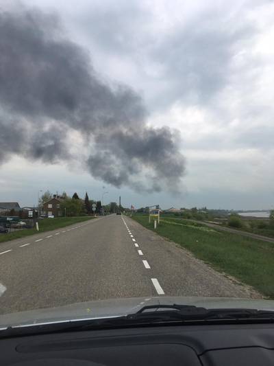 Brand in Spijk laait weer op