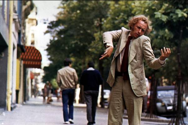 Le grand blond avec une chaussure noire