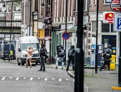 Koen Verheijden wint Gelderse fotoprijs met gijzelnemer in onderbroek