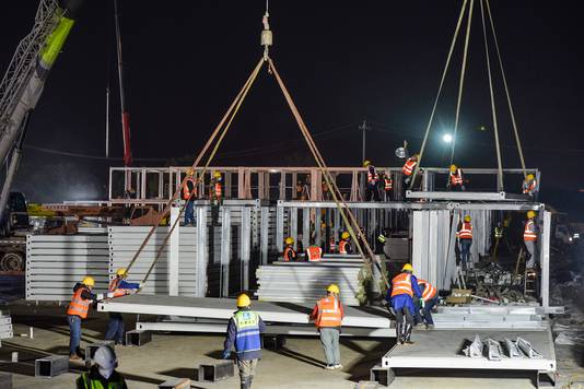Ook 's nachts werd onophoudelijk aan het ziekenhuis gewerkt (foto gemaakt op 28 januari).
