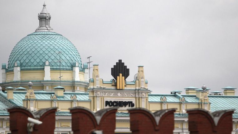 Achter de muur van het Kremlin is het logo van Rosneft, één van de grootste oliemaatschappijen van Rusland, te zien. Beeld reuters