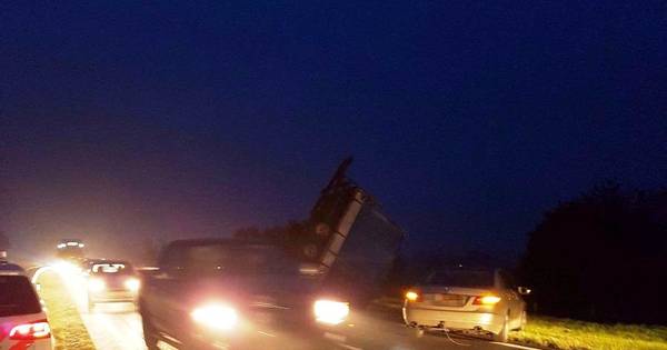 Ernstige stremming op N36 door ongeluk met aanhanger - Tubantia