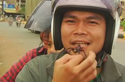 Cambodjanen genieten van angstaanjagende snack