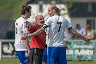 Scheidsrechter Betuwse voetbalderby eindigt op de ic