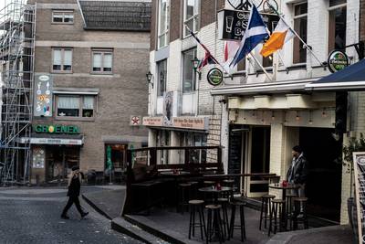 Bedrijvigheid in Café De Fiets, ondanks gedwongen sluiting