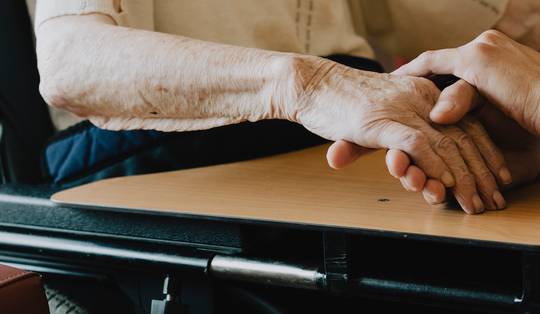 Euthanasie bij gevorderde dementie? Comité wil wilsverklaring juridische basis geven