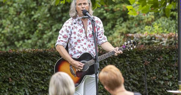 Erwin Nyhoff treedt weer op: 'Heb me afgevraagd hoe ik m'n gezin met 3 kinderen nog moest onderhoude