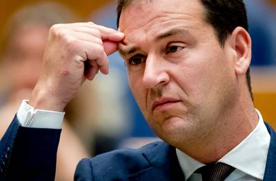 Demissionaire vicepremier trekt de knip: Salaris leraar omhoog