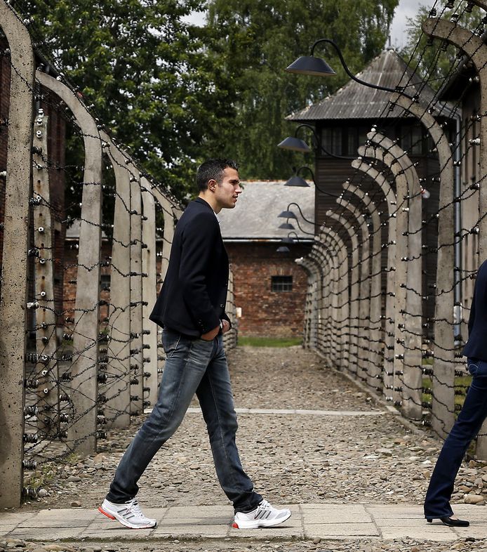 Oranje Zichtbaar Onder De Indruk Van Auschwitz Nederlands Voetbal Tubantia Nl