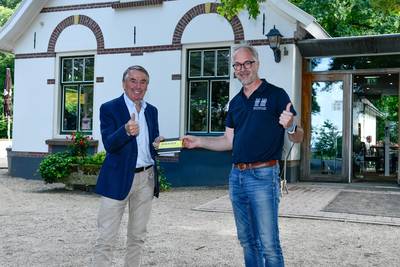 Hennie Kuiper ontvangt alsnog eerste boek ‘Bikkels’