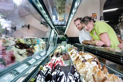 Lathumse ijssalon heeft al tien jaar de wisselbeker voor mooiste ijsvitrine: ‘Het oog wil ook wat’