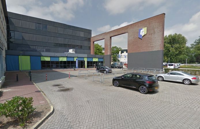 Taart van minister voor Graafschap College na nieuwe ...