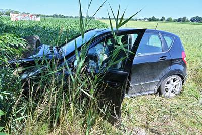 Bestuurder raakt met auto van de weg en raakt gewond bij botsing in Wagenberg