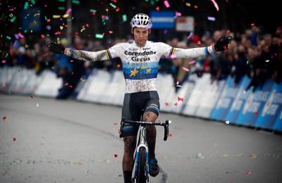 Van der Poel wint NK veldrijden voor vijfde keer op rij