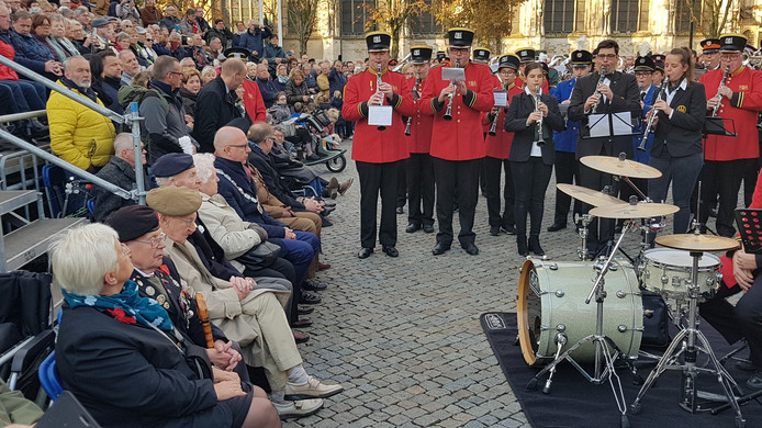 De Britse eregasten met burgemeester en wethouders tijdens een gezamenlijk optreden van acht fanfares en harmonieën op de Parade in Den Bosch