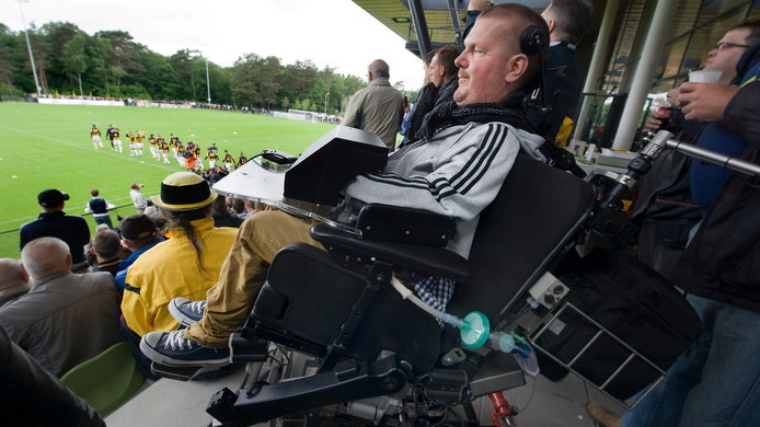 Apcg voorzitter Dick Cochius op de tribune bij Vitesse