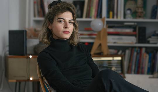 Iraanse tekenares Mansoureh Kamari: ‘Ik keek uit naar mijn eerste hoofddoek, maar besefte niet waaraan die allemaal een einde zou maken’
