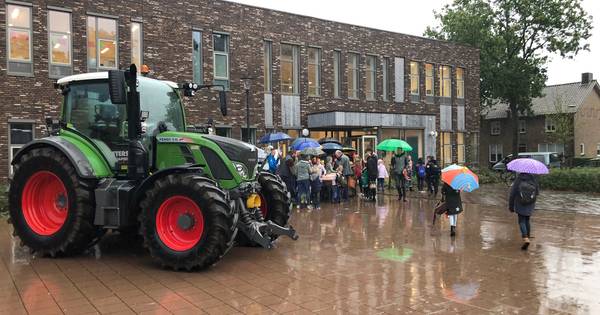 Charme-offensief boeren op schoolplein Odiliapeel | Uden, Veghel eo - BD.nl