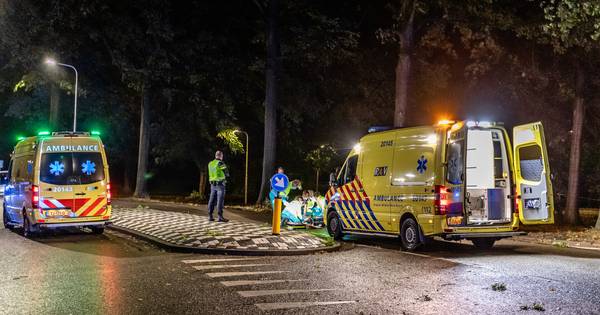 Man zwaargewond bij botsing tegen boom in Tilburg.