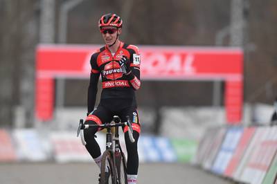 Vanthourenhout wint na pech in Kortrijk wél in Tabor, Van Aert opnieuw derde