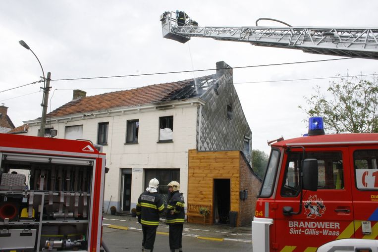 Negen Mensen Op Straat Na Brand Stekene In De Buurt Hln