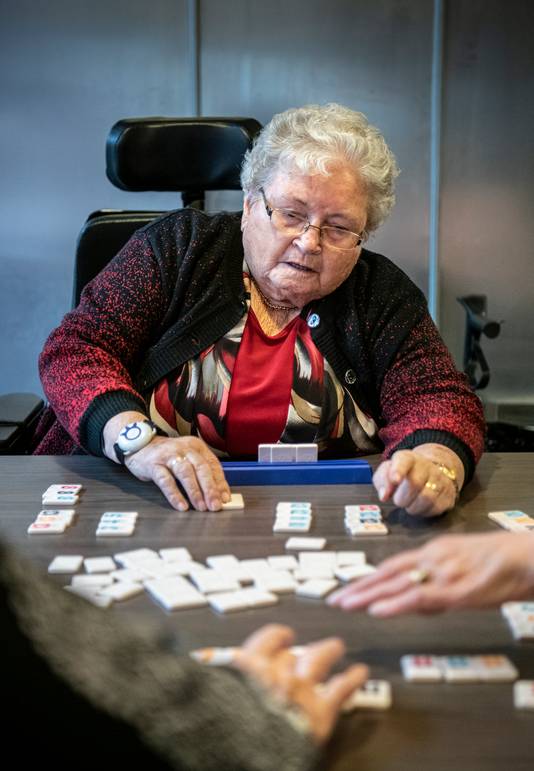 Mevrouw Akkermans speelt een potje Rummikub.