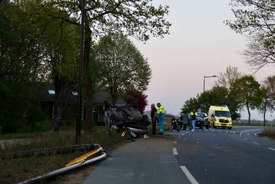 Man rijdt verkeersborden uit de grond en belandt op zijn kop met auto in Wanroij