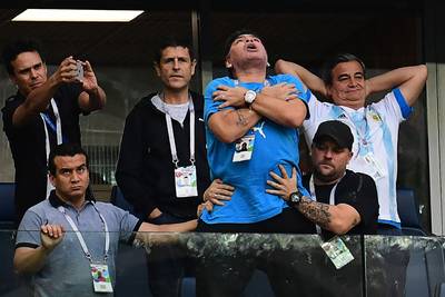 Maradona viert eigen feestje bij belangrijk duel Argentinië