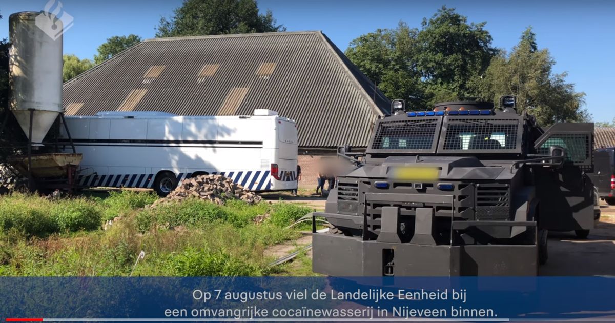 De politie heeft in omgebouwde paardenmanege in Nijeveen een dorp in Drenthe de grootste cocaïnewasserij in #Nederland ooit ontmanteld Er werd #cocaïne geproduceerd vanuit zogenoemd dragersmateriaal zoals kleding. De politie heeft 17 verdachten aangehouden.