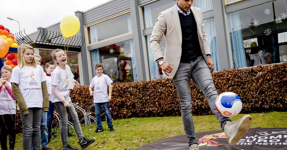 Pierre van Hooijdonk trapt aanloop naar EK vrouwenvoetbal ...