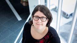 ZOVEEL VERDIEN IK. Evi (38) verloor 10 jaar geleden haar man: “Ik krijg weleens giftige reacties omdat ik ‘zomaar’ 1.400 euro krijg van de overheid”