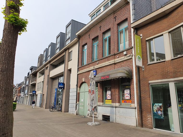 Burgemeester en politie sluiten supermarktje Dacia op ...