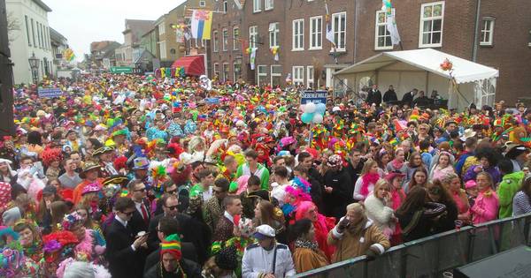 Duizenden carnavalisten bij Mèrtzitting in Gennep | Carnaval 2017 - De Gelderlander