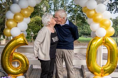 Overdinkels paar Henk en Tiny na 60 jaar nog steeds verliefd: ‘Wees eerlijk tegen elkaar’