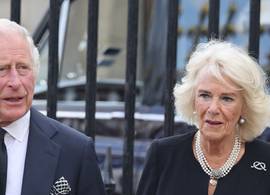 De ontroerende reden dat Camilla witte parels draagt