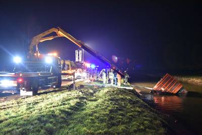 Vrachtwagen met dieren en bestuurder raakt te water in Lopik