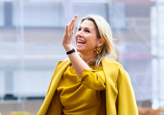Koningin Máxima geeft pit aan een grijze dag in het mosterdgeel