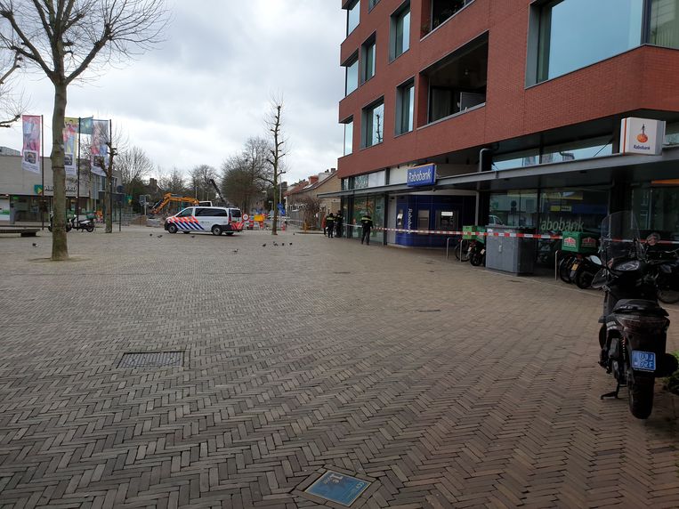 In een pand aan het Diemerplein in Diemen is een vermoedelijk explosief gevonden.