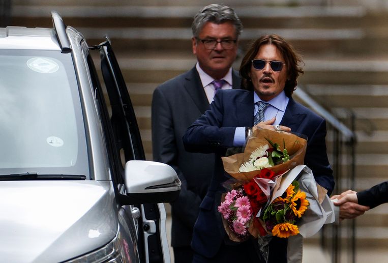 Johnny Depp verlaat de rechtbank in Londen