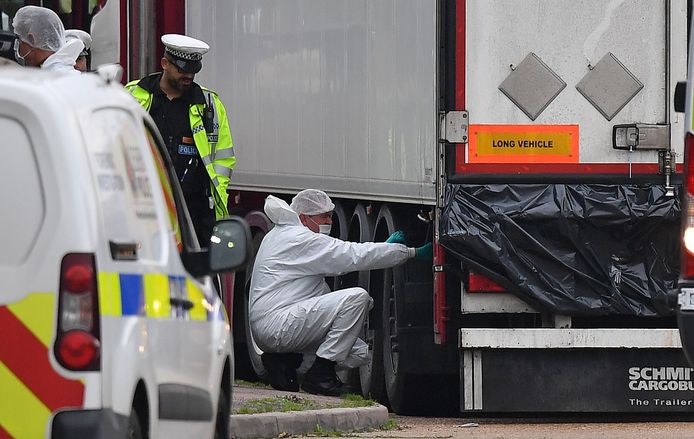 Le 23 octobre 2019, les corps de 31 hommes et de huit femmes, dont deux adolescents de 15 ans, avaient été découverts à bord d'un conteneur dans la zone industrielle de Grays, à l'est de Londres.