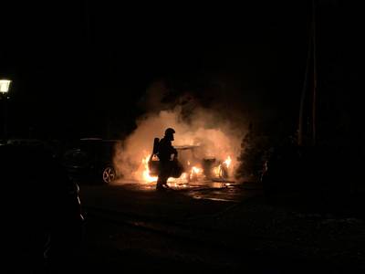 Auto in lichterlaaie op vakantiepark in Deurningen