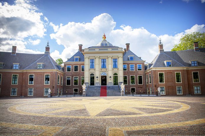 Bij de renovatie van paleis Huis ten Bosch werden het dak en de bordestrap vervangen en onder meer de historische stucplafonds en de gevel gerenoveerd. Daarnaast zijn asbest en houtrot verwijderd en technische installaties vernieuwd.