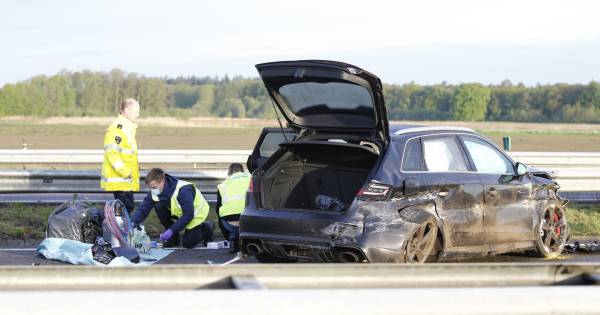 'Verdachte stoffen' in auto gevonden na nachtelijk ongeval op A73, twee arrestaties - De Gelderlande