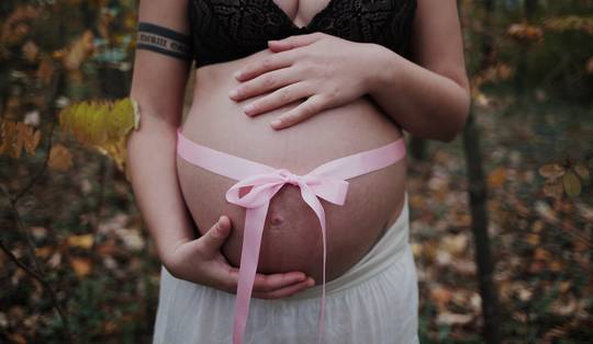 ‘Deze trend duikt nu op in België. In andere Europese landen is het al een plaag’: gynaecologen waarschuwen voor ‘freebirthing’