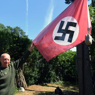 Hitlerfanaat (76) met huis vol nazi-symboliek riskeert een jaar cel