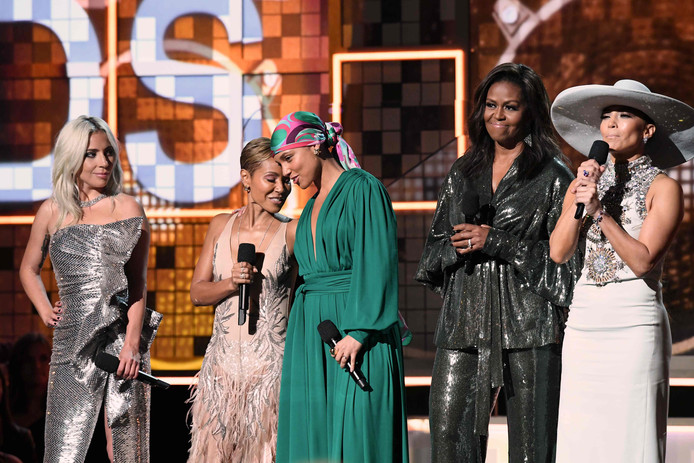 Michelle Obama (2de van rechts) op het podium met Lady Gaga (uiterst links), Jada Pinkett Smith, Alicia Keys en Jennifer Lopez.