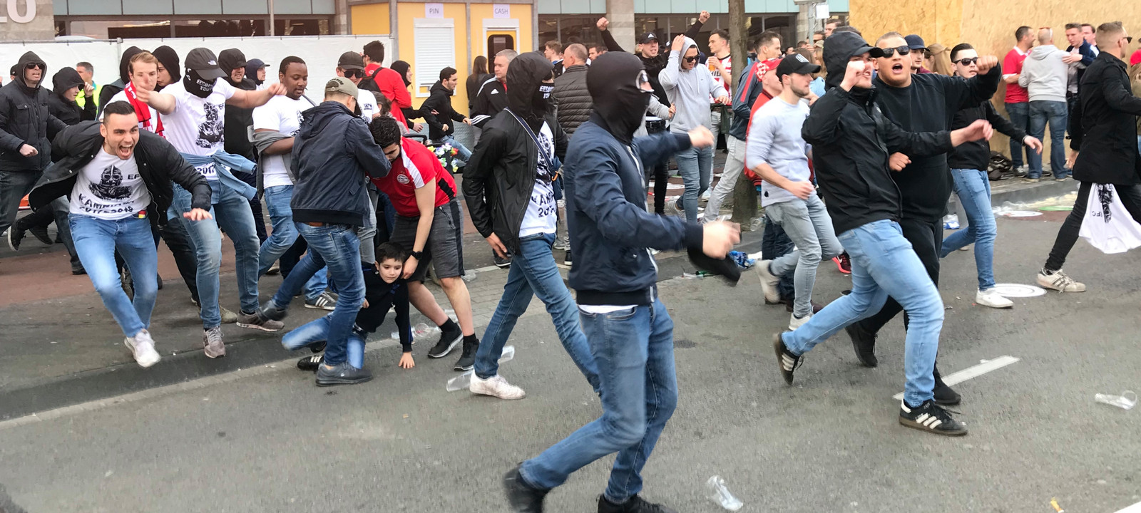 PSV-fans breken door hekken rond bomvol Stadhuisplein ...