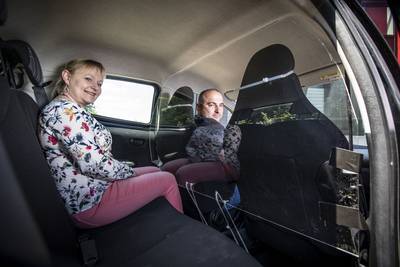Poolse migranten gaan in beschermde Peugeootjes naar het werk in Twente