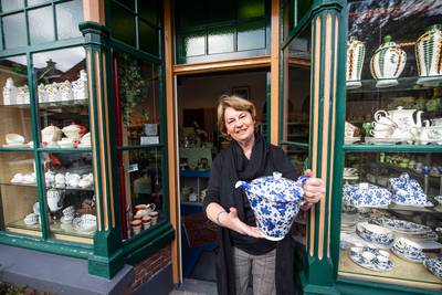 Afelien Blauw uit Diepenheim weet mensen te raken met haar antieke serviezen